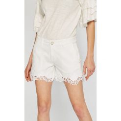 Guess Jeans - Szorty Lycia. Białe szorty jeansowe damskie marki Guess Jeans, z aplikacjami, casualowe. W wyprzedaży za 299,90 zł.
