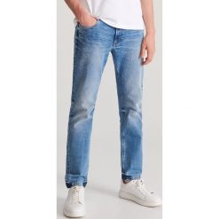 Jeansy slim z przetarciami - Niebieski. Niebieskie jeansy męskie Reserved, m. W wyprzedaży za 39,99 zł.