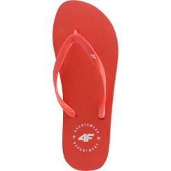 Japonki damskie KLD205 - czerwony. Czerwone klapki damskie 4f, w paski, z gumy, bez obcasa. Za 39,99 zł.