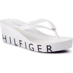 Japonki TOMMY HILFIGER - Wedge Beach Sandal FW0FW04057 White 100. Białe klapki damskie TOMMY HILFIGER, bez wzorów, z tworzywa sztucznego, bez obcasa, na obcasie. W wyprzedaży za 139,00 zł.