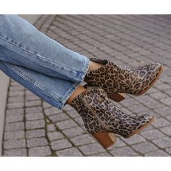 Panterkowe botki kowbojki - skóra naturalna - model 471 - kolor panterka. Botki damskie Zapato, ze skóry, bez obcasa, bez zapięcia. W wyprzedaży za 319,20 zł.