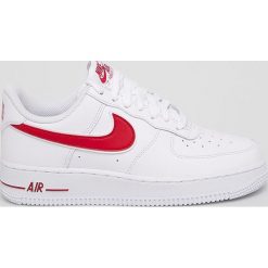 Nike Sportswear - Buty Air Force 1 '07. Białe buty sportowe damskie Nike Sportswear, bez wzorów, ze skóry, sportowe. Za 419,90 zł.