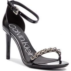Sandały CALVIN KLEIN - Rajni E8858 Black. Czarne klapki damskie Calvin Klein, z aplikacjami, ze skóry ekologicznej, bez obcasa, na obcasie. W wyprzedaży za 419,00 zł.