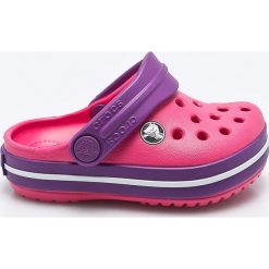 Crocs - Klapki dziecięce. Różowe sandały dziewczęce Crocs, z materiału, bez zapięcia. Za 139,90 zł.