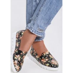 Czarne Slip On Turned. Czarne koturny damskie Renee, z okrągłym noskiem. Za 39,99 zł.