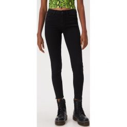 Jeansy skinny z zamkami - Czarny. Czarne jeansy damskie Sinsay, bez wzorów, z jeansu. W wyprzedaży za 47,99 zł.