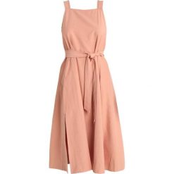 Madewell APRON MIDI DRESS WITH TIE Sukienka letnia antique coral. Czerwone sukienki letnie Madewell, z bawełny, midi. Za 629,00 zł.