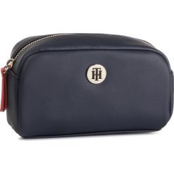 Kosmetyczka TOMMY HILFIGER - Modern Hardware Washbag AW0AW06957 413. Niebieskie kosmetyczki męskie TOMMY HILFIGER, bez wzorów, ze skóry ekologicznej. W wyprzedaży za 169,00 zł.