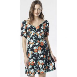Granatowa Sukienka Nonarianne. Niebieskie sukienki damskie Born2be, na imprezę, s, w kwiaty, bez kołnierzyka, z krótkim rękawem, krótkie, mini. Za 59,99 zł.