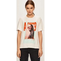 Jacqueline de Yong - T-shirt. Niebieskie bluzki damskie Jacqueline de Yong, s, z nadrukiem, z bawełny, casualowe, z okrągłym kołnierzem, z krótkim rękawem. Za 59,90 zł.