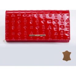 Lakierowany portfel ze wzorem. Szare portfele damskie marki Monnari, z aplikacjami, ze skóry, eleganckie, z tłoczeniem, bez dodatków. Za 114,50 zł.