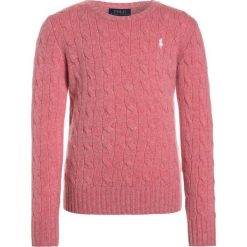 Polo Ralph Lauren CABLE Sweter victorian rose heather. Czerwone swetry chłopięce marki Polo Ralph Lauren, z kaszmiru, polo. W wyprzedaży za 399,20 zł.