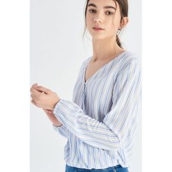 Kopertowa bluzka - Niebieski. Niebieskie bluzki damskie marki Sinsay, s, bez wzorów, bez kołnierzyka, bez rękawów. Za 39,99 zł.