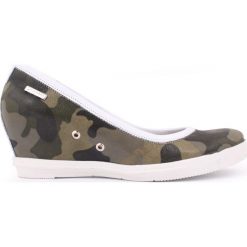 Półbuty na koturnie - skóra naturalna - model 024 - kolor moro. Szare półbuty damskie Zapato, z nadrukiem, z jeansu, eleganckie, na wysokim obcasie, na platformie, bez zapięcia. W wyprzedaży za 224,25 zł.