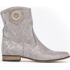 Wsuwane botki na płaskiej podeszwie - skóra naturalna - model 270 - kolor szary wąż. Szare botki damskie Zapato, ze skóry, klasyczne, bez obcasa, na płaskiej podeszwie, bez zapięcia. W wyprzedaży za 319,20 zł.