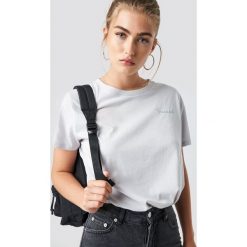 NA-KD Trend T-shirt oversize Secret - Grey. Szare t-shirty damskie marki NA-KD Trend, z nadrukiem, z okrągłym kołnierzem. Za 72,95 zł.