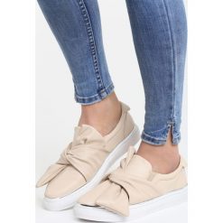 Beżowe Slip On Kerny. Brązowe tenisówki damskie Born2be, z materiału. Za 59,99 zł.