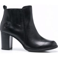 Marco Tozzi - Botki. Czarne buty zimowe damskie marki Marco Tozzi, z gumy, z okrągłym noskiem, na obcasie. W wyprzedaży za 199,90 zł.