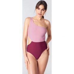 Stroje jednoczęściowe: NA-KD Swimwear Jednoczęściowy kostium kąpielowy na jedno ramię Color Block – Pink
