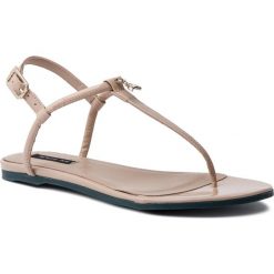 Sandały PATRIZIA PEPE - 2V4216/A3MQ-B524 Camel Beige. Brązowe klapki damskie Patrizia Pepe, z aplikacjami, ze skóry, bez obcasa. W wyprzedaży za 339,00 zł.