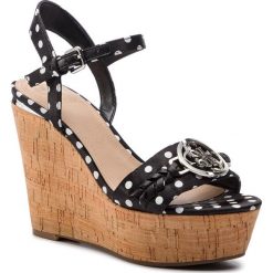 Sandały GUESS - Gesina3 FL6GE3 FAP04 BLACK. Czarne klapki damskie Guess, z aplikacjami, ze skóry, bez obcasa, na obcasie. W wyprzedaży za 439,00 zł.