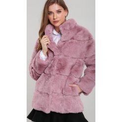 Różowa Kurtka Keep On Calling. Różowe kurtki damskie Renee, na zimę, s, z haftami, z futra, eleganckie, długie, bez kaptura. Za 299,99 zł.