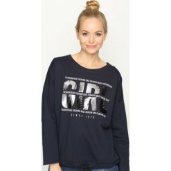 Granatowa Bluza Chronicle. Niebieskie bluzy damskie Born2be, uniwersalny, z napisami, długie. Za 89,99 zł.