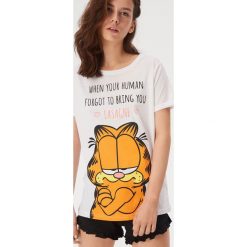 Piżama z nadrukiem Garfield - Biały. Białe piżamy damskie Sinsay, s, z nadrukiem, bez rękawów. Za 49,99 zł.