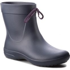 Buty zimowe damskie: Kalosze CROCS – Freesail Shorty Rainboot 203851 Navy