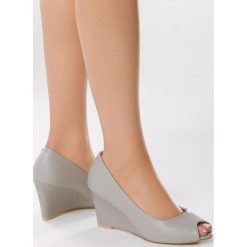 Szare Czółenka Subtle Thing. Szare czółenka damskie Multu, bez wzorów, bez obcasa. Za 39,99 zł.