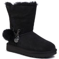 Buty UGG - W Classic Short Charm 1103765 Blk. Czarne kozaki damskie Ugg, ze skóry, bez obcasa, bez zapięcia. Za 939,00 zł.