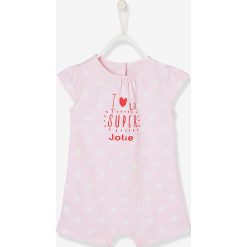 Rampers w kolorze jasnoróżowym. Różowe body niemowlęce Vertbaudet Baby & Mom, z nadrukiem, z bawełny, bez rękawów. W wyprzedaży za 17,95 zł.