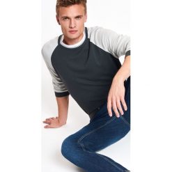 Sweter męski z okrągłym dekoltem i kontrastowymi rękawami. Szare swetry męskie Top Secret, na zimę, xxl, bez wzorów, z jeansu, z okrągłym kołnierzem, bez kaptura. W wyprzedaży za 49,99 zł.