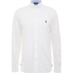 Polo Ralph Lauren FEATHERWEIGHT Koszula white. Szare koszule męskie marki Polo Ralph Lauren, l, z bawełny, button down, z długim rękawem. Za 459,00 zł.