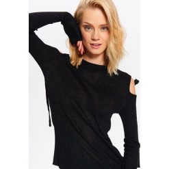 SWETER DAMSKI COLD SHOULDER Z WIĄZANIAMI. Czarne swetry damskie Top Secret, na zimę, bez wzorów, z dzianiny, eleganckie, bez rękawów, bez kaptura. W wyprzedaży za 24,99 zł.