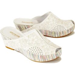 ARTIKER RELAKS 48C0510 white, klapki damskie. Białe koturny damskie Artiker Relaks, bez wzorów, ze skóry, bez obcasa, na koturnie. Za 209,90 zł.