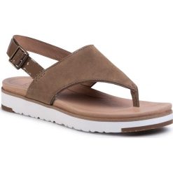 Sandały UGG - W Alessia 1107887 Cgnd. Pomarańczowe klapki damskie Ugg, bez wzorów, ze skóry, bez obcasa. Za 519,00 zł.