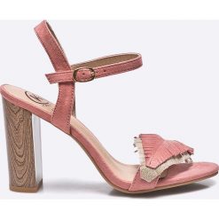 Answear - Sandały Kylie Crazy. Różowe sandały damskie marki ANSWEAR, z materiału, na obcasie, na klamry. W wyprzedaży za 99,90 zł.