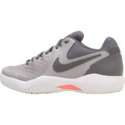 Nike Performance ZOOM AIR RESISTANCE Obuwie multicourt atmosphere grey/gunsmoke/lava glow/white. Szare buty sportowe damskie marki Nike Performance, z materiału, na golfa. Za 299,00 zł.
