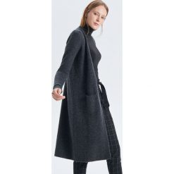 Długi kardigan z kieszeniami - Szary. Szare swetry damskie Cropp, s, bez wzorów, z długim rękawem, długie, bez kaptura. Za 79,99 zł.