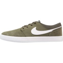Nike SB SOLARSOFT PORTMORE II Tenisówki i Trampki cargo khaki/white/black. Brązowe tenisówki damskie marki Nike SB, ze skóry. W wyprzedaży za 239,20 zł.