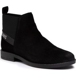 Sztyblety TOMMY JEANS - Essential Suede Chelsea Boot EN0EN01148 Black BDS. Czarne kozaki damskie Tommy Jeans, z jeansu, klasyczne, bez obcasa, na obcasie, bez zapięcia. Za 579,00 zł.