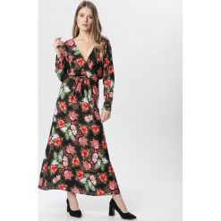 Czarna Sukienka Oriel. Czarne sukienki damskie Born2be, xl, bez wzorów, bez kołnierzyka, bez rękawów, midi. W wyprzedaży za 54,99 zł.