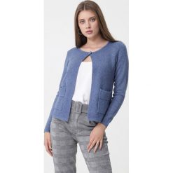 Niebieski Kardigan Stacey. Niebieskie swetry damskie Born2be, xl, bez wzorów, bez rękawów, bez kaptura. W wyprzedaży za 69,99 zł.