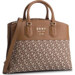Torebka DKNY - Noho Lg Trpl Compt R91DFA74 Chino Logo/Vic CVU. Pomarańczowe torebki klasyczne damskie DKNY, bez wzorów, ze skóry, klasyczne, bez dodatków. W wyprzedaży za 959,00 zł.