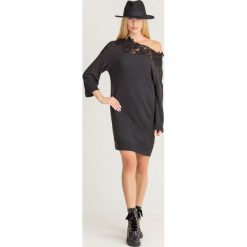 SUKIENKA Liu Jo. Czarne sukienki damskie Liu Jo, na imprezę, xs, w koronkowe wzory, z kaszmiru, z okrągłym kołnierzem, bez rękawów, mini. Za 521,40 zł.