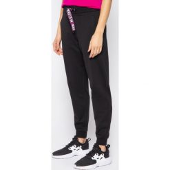Spodnie dresowe Armani Exchange 3HYP88 YJ76Z 1200. Czarne spodnie damskie Armani Exchange, m, z bawełny. W wyprzedaży za 339,00 zł.