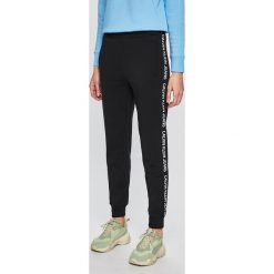 Calvin Klein Jeans - Spodnie. Czarne spodnie damskie Calvin Klein Jeans, s, bez wzorów, z bawełny, casualowe. W wyprzedaży za 319,90 zł.