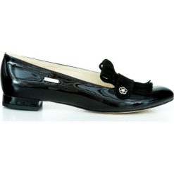 Lakierowane baleriny z ozdobą - skóra naturalna - model 046 - kolor czarny lakierowany. Czarne baleriny damskie Zapato, z aplikacjami, z jeansu, klasyczne, bez obcasa, na obcasie. W wyprzedaży za 179,40 zł.