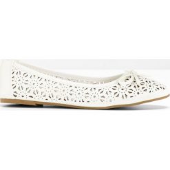 Baleriny w 2 szerokościach bonprix biały. Białe baleriny damskie bonprix, bez wzorów, bez obcasa. Za 37,99 zł.